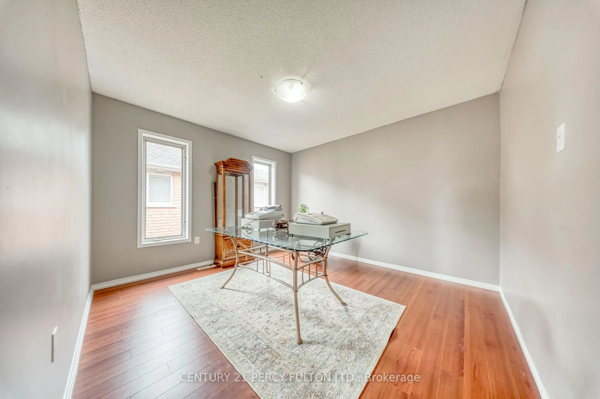 Photo 11 of 25 Crompton Drive, Barrie, Little Lake — HOMEH