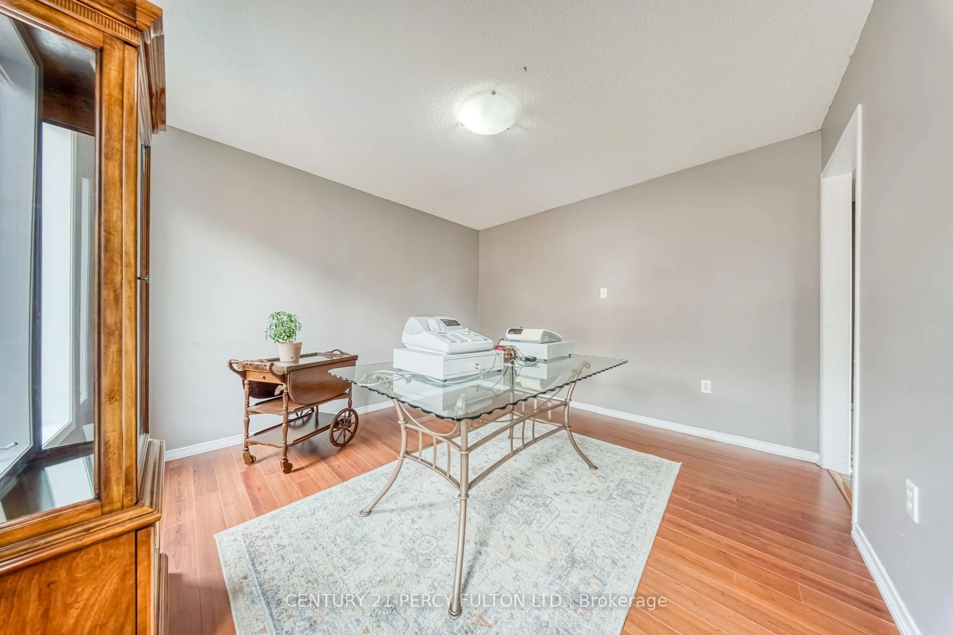 Photo 12 of 25 Crompton Drive, Barrie, Little Lake — HOMEH