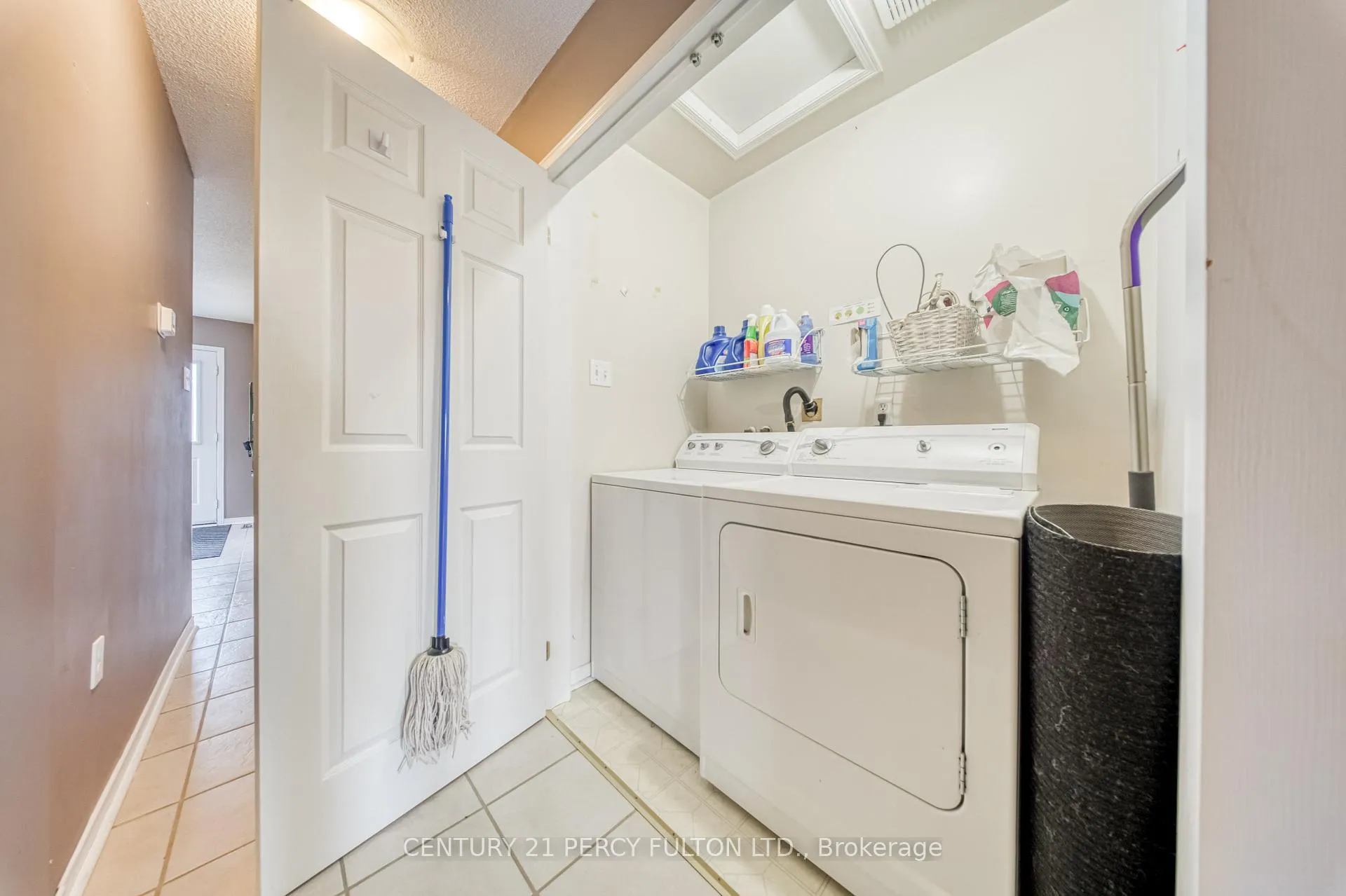 Photo 15 of 25 Crompton Drive, Barrie, Little Lake — HOMEH