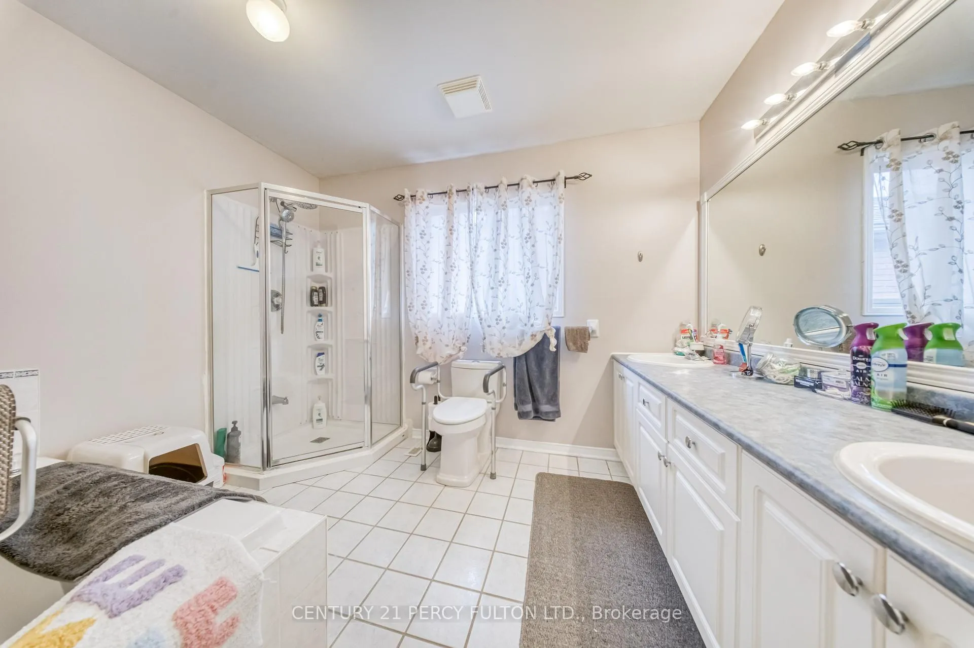 Photo 16 of 25 Crompton Drive, Barrie, Little Lake — HOMEH