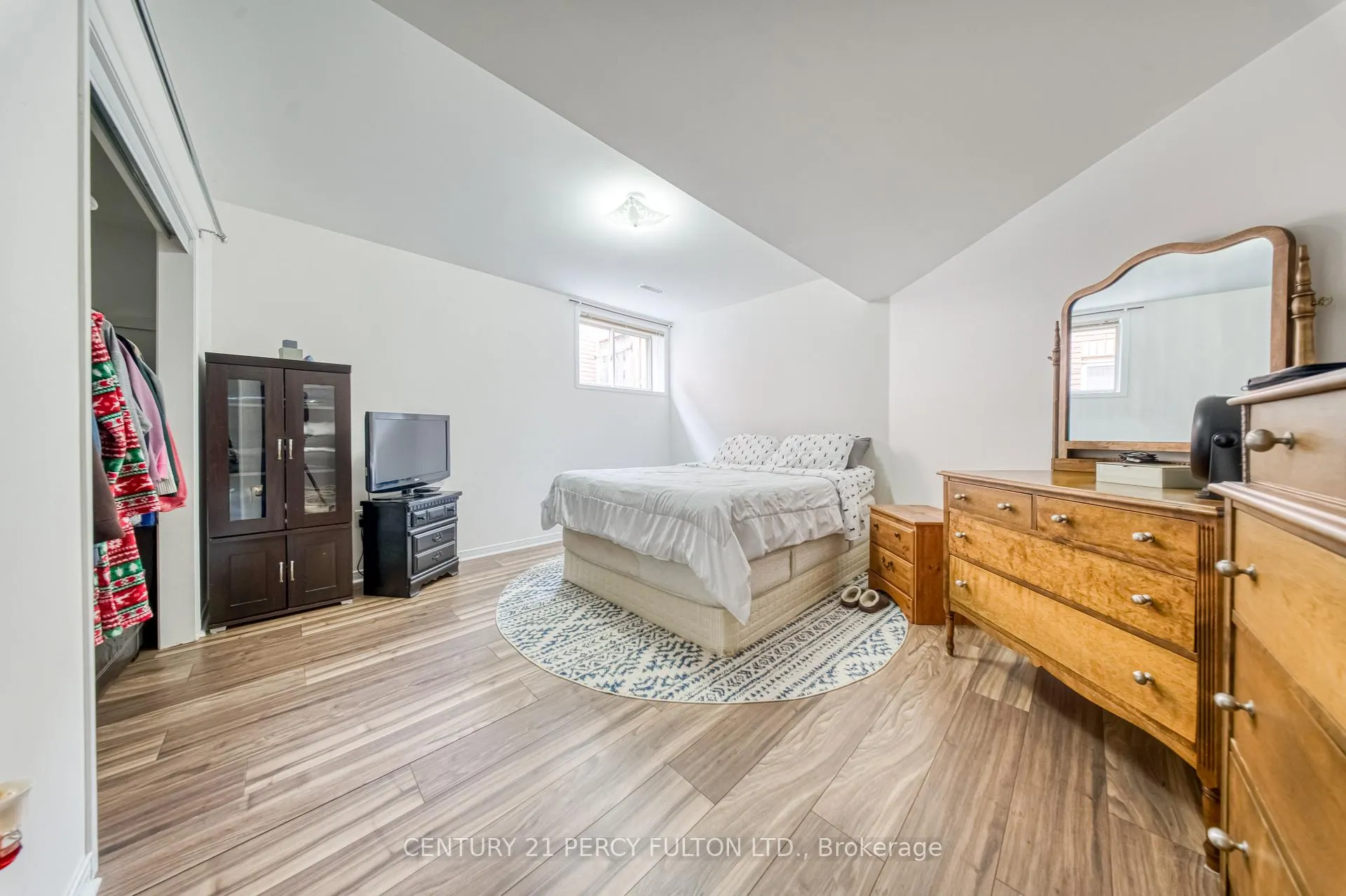 Photo 20 of 25 Crompton Drive, Barrie, Little Lake — HOMEH