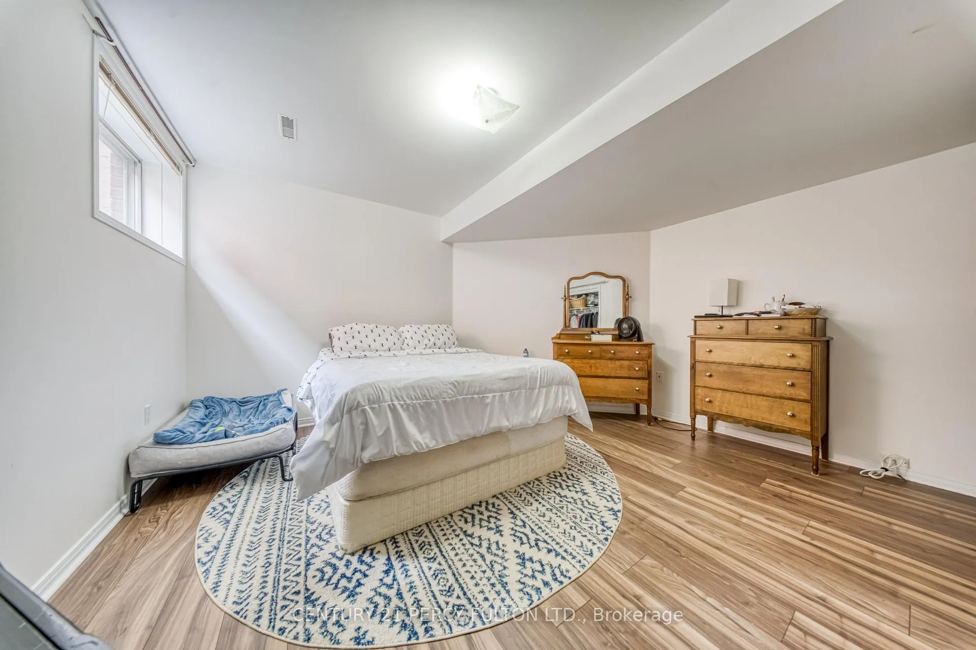 Photo 21 of 25 Crompton Drive, Barrie, Little Lake — HOMEH