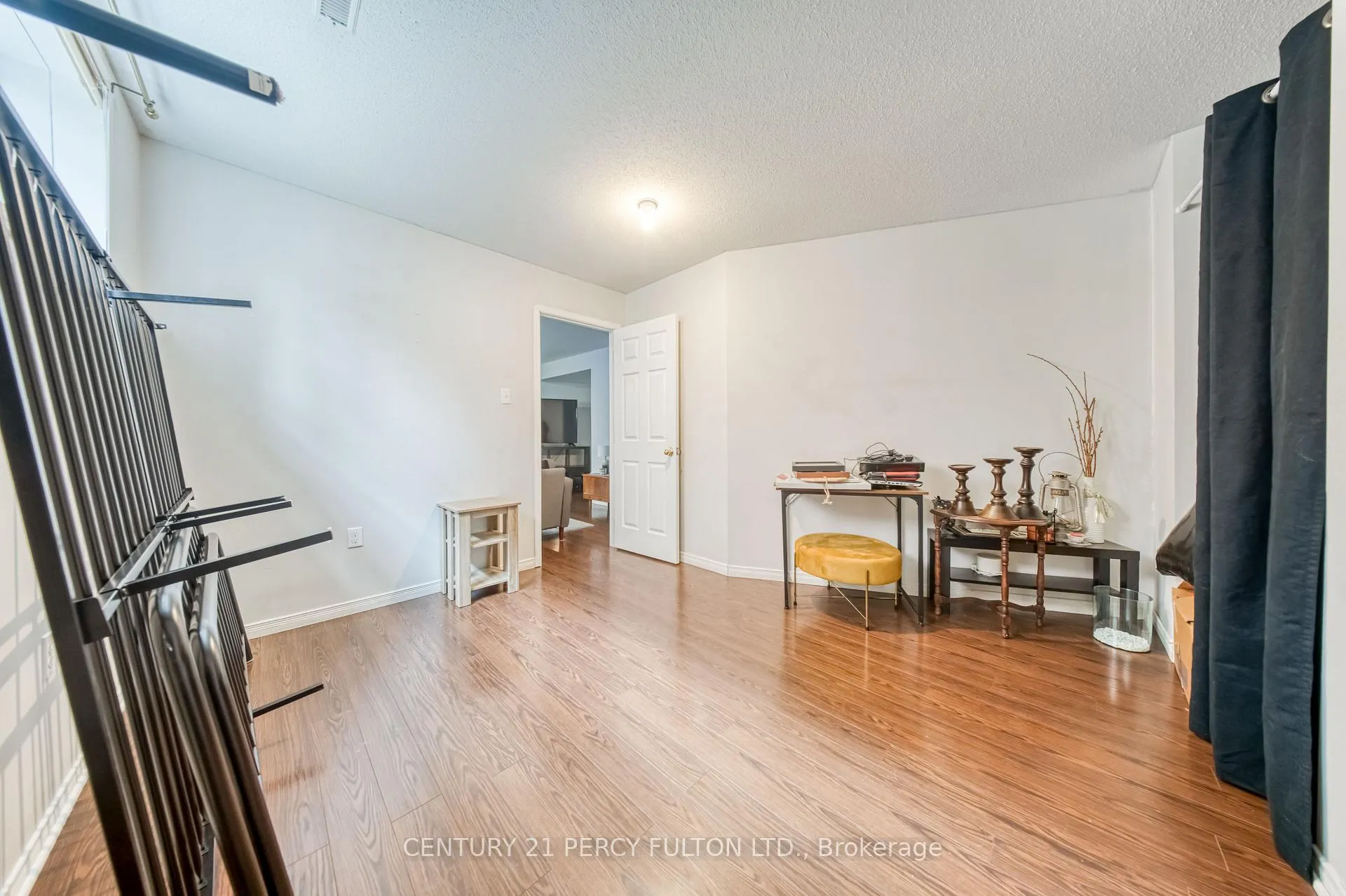 Photo 23 of 25 Crompton Drive, Barrie, Little Lake — HOMEH