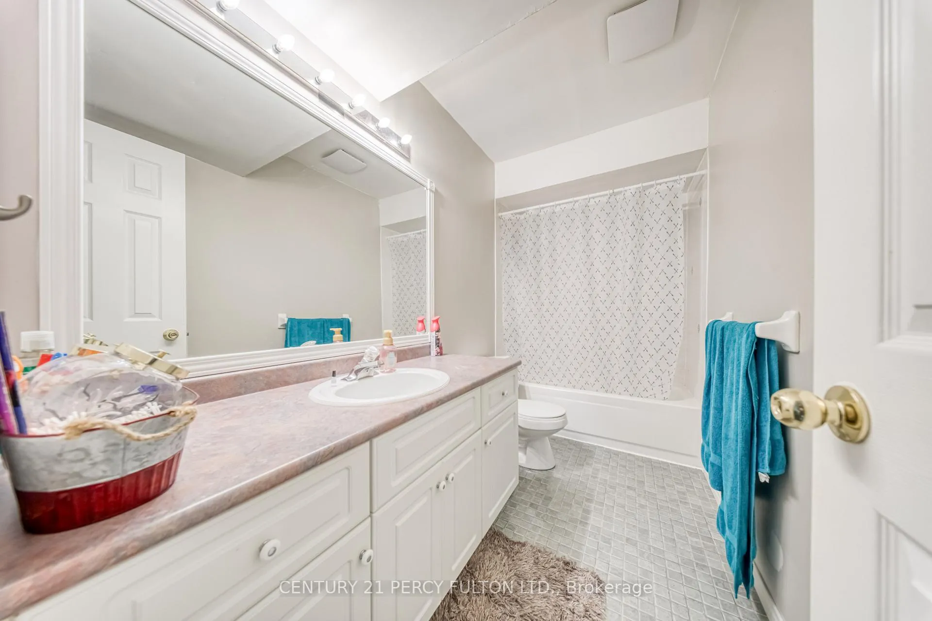 Photo 26 of 25 Crompton Drive, Barrie, Little Lake — HOMEH