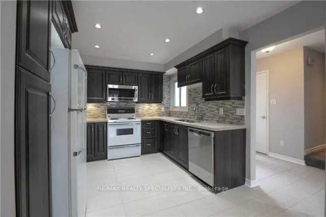 Photo 3 of 17 Gilmore Drive, Brampton, Madoc — HOMEH