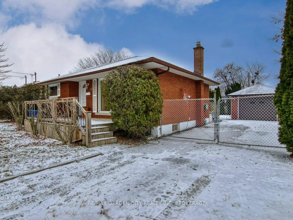 Photo 3 of 2 Sikorski Avenue, St. Catharines, Carlton/Bunting — HOMEH