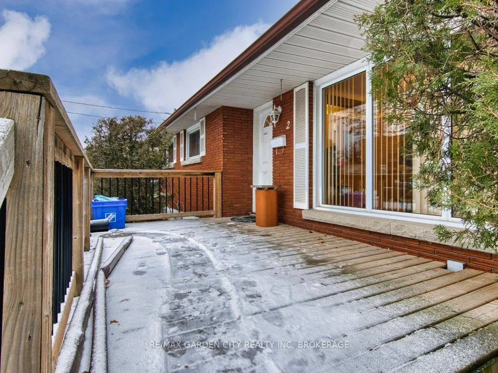 Photo 4 of 2 Sikorski Avenue, St. Catharines, Carlton/Bunting — HOMEH