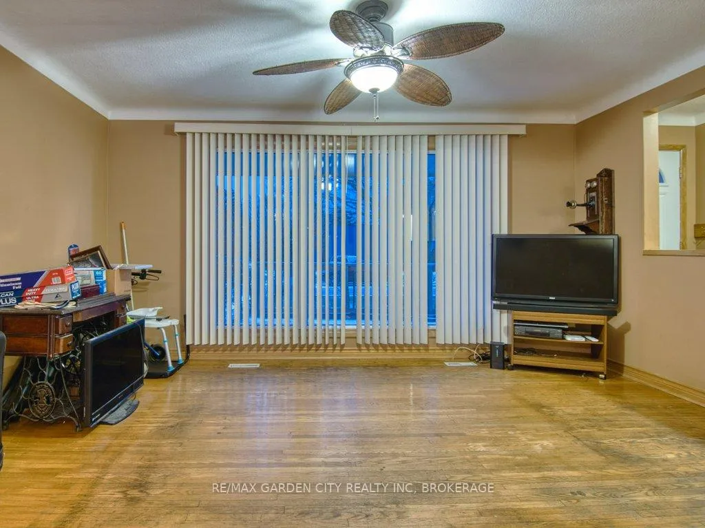 Photo 11 of 2 Sikorski Avenue, St. Catharines, Carlton/Bunting — HOMEH