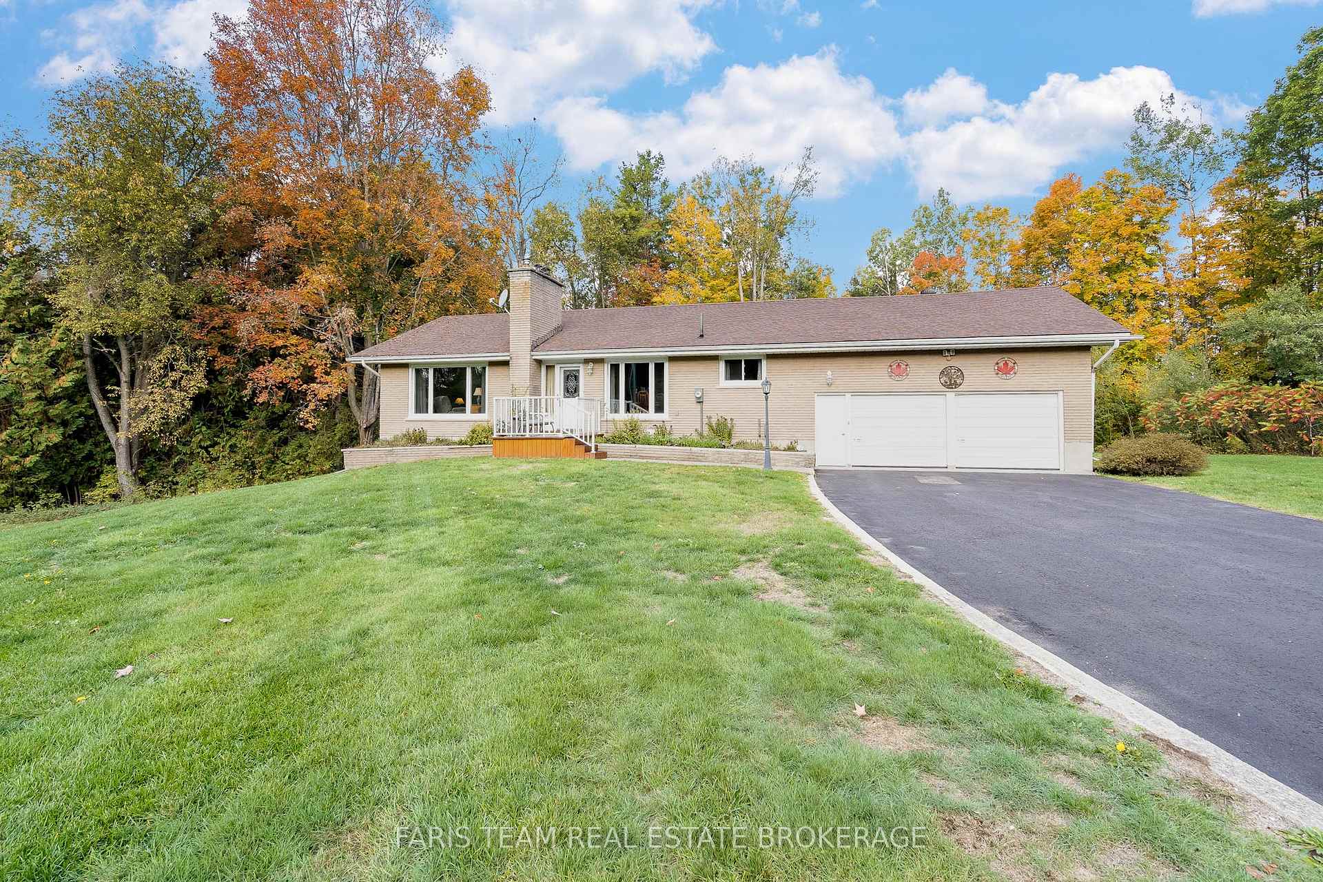 Front of 2826 Horseshoe Valley Road W