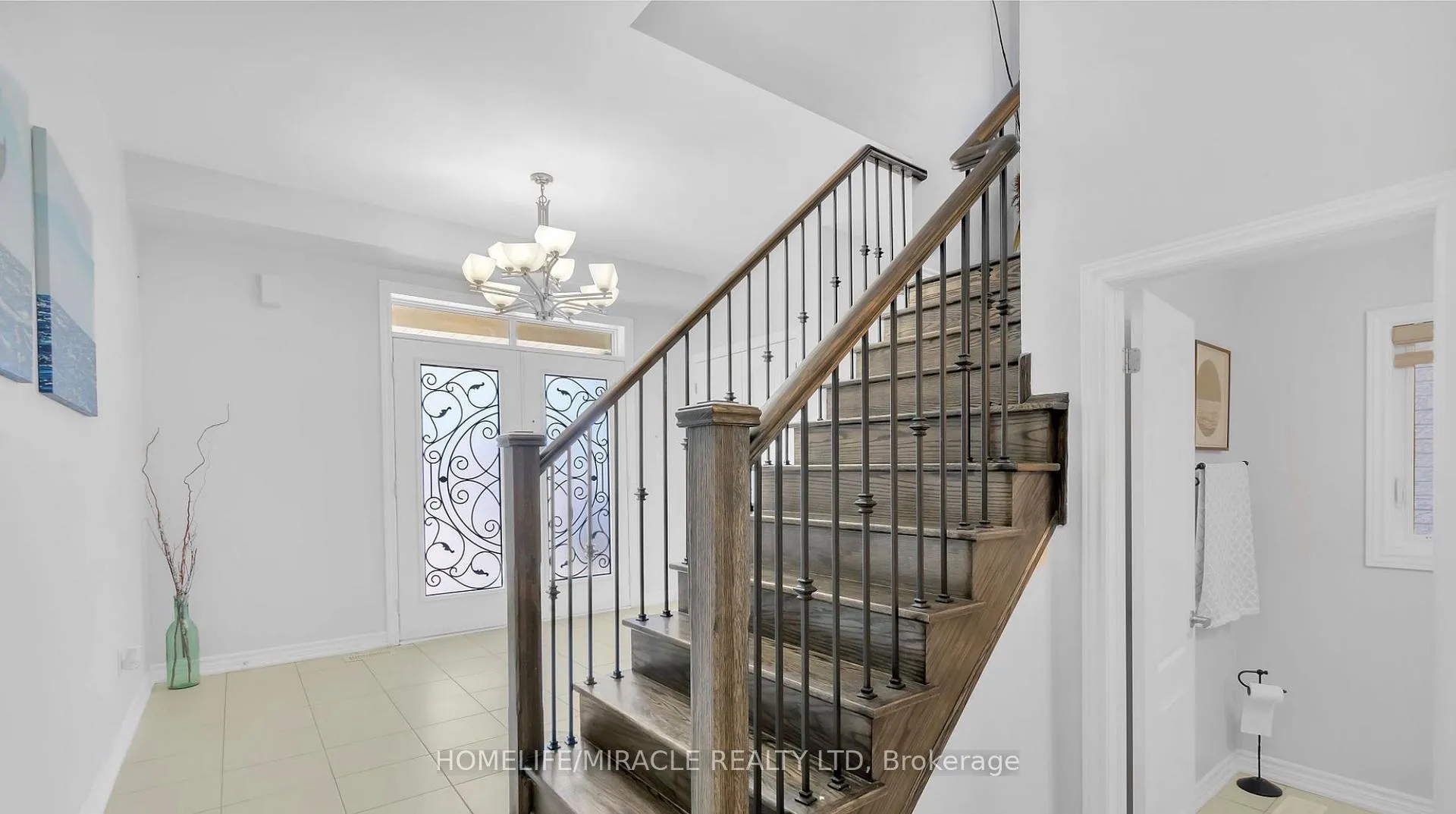 Photo 3 of 14 Canary Close, Brampton, Credit Valley — HOMEH