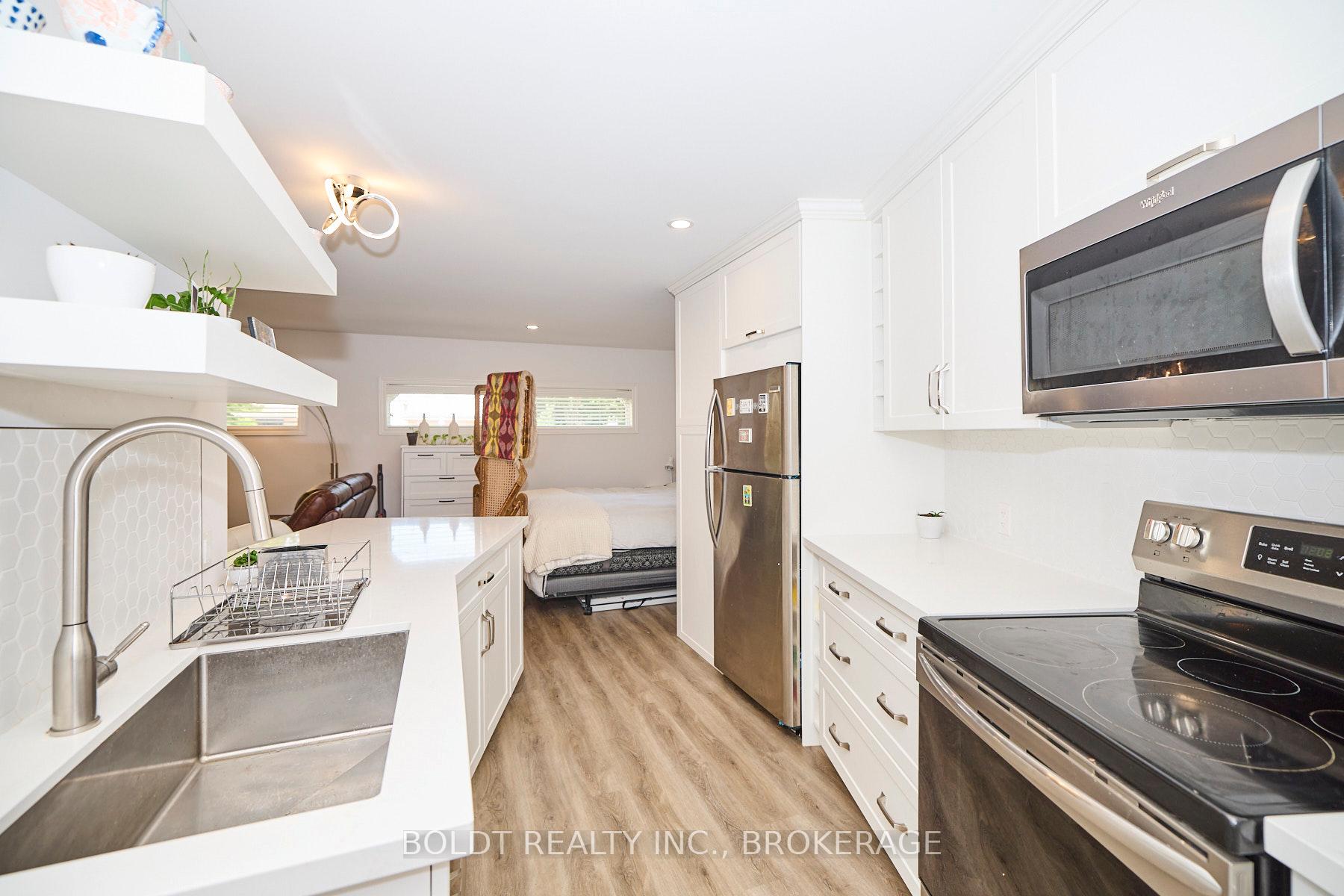 Photo 4 of 41 Farmington Drive, St. Catharines, Grapeview — HOMEH