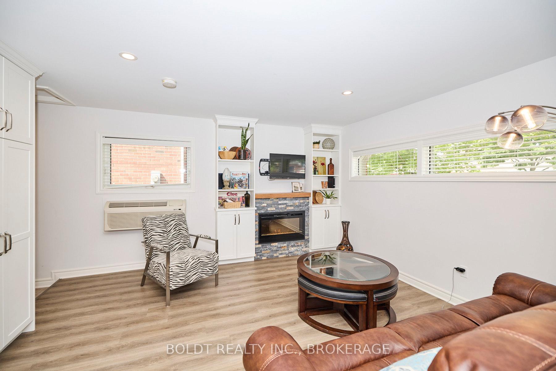 Photo 6 of 41 Farmington Drive, St. Catharines, Grapeview — HOMEH