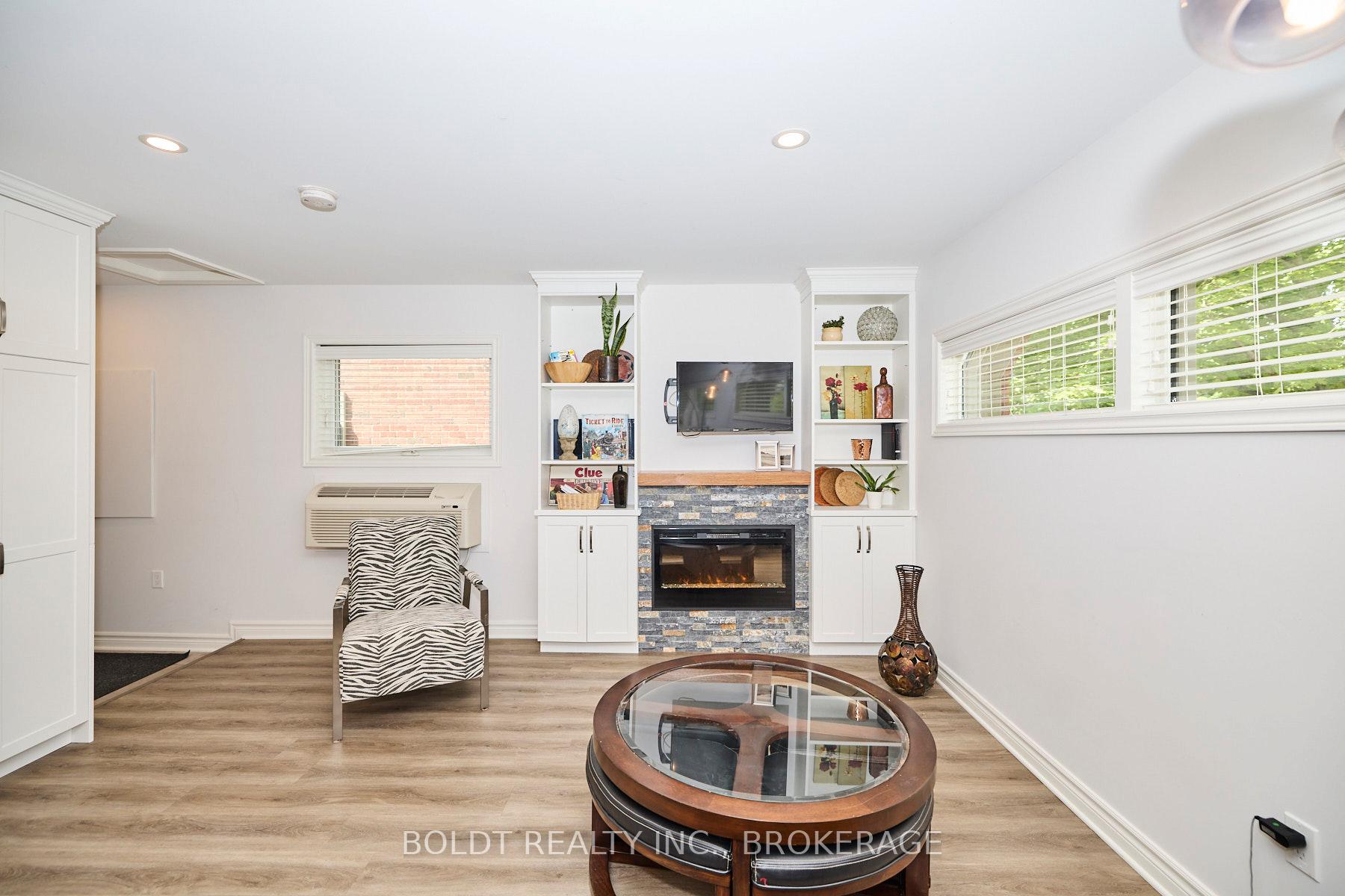 Photo 7 of 41 Farmington Drive, St. Catharines, Grapeview — HOMEH