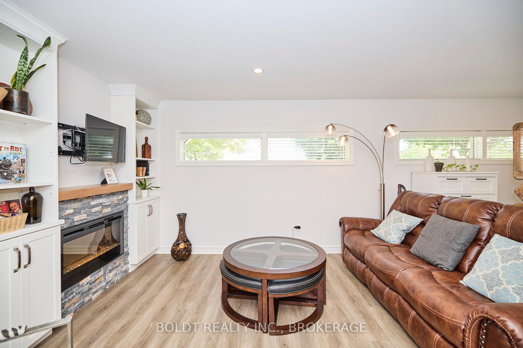 Photo 8 of 41 Farmington Drive, St. Catharines, Grapeview — HOMEH