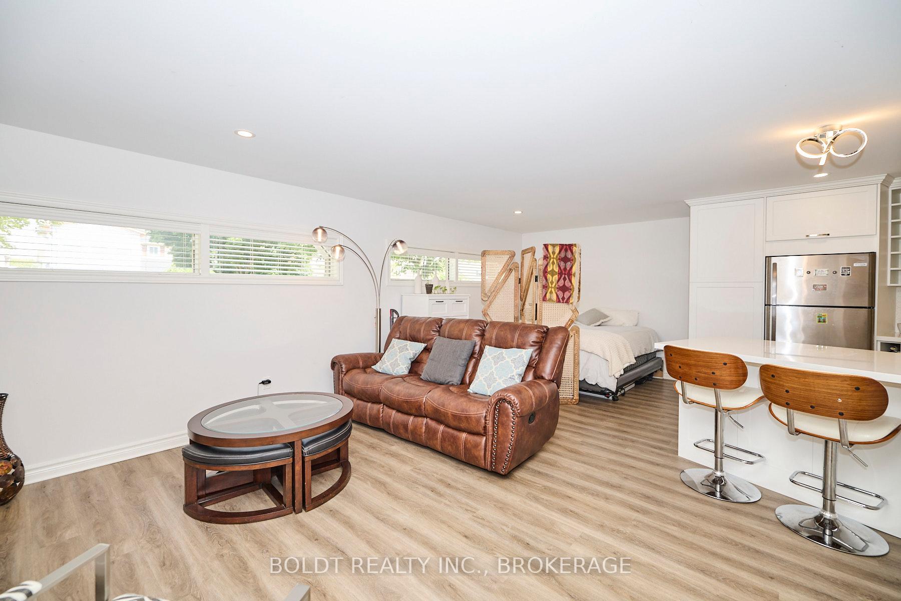 Photo 9 of 41 Farmington Drive, St. Catharines, Grapeview — HOMEH