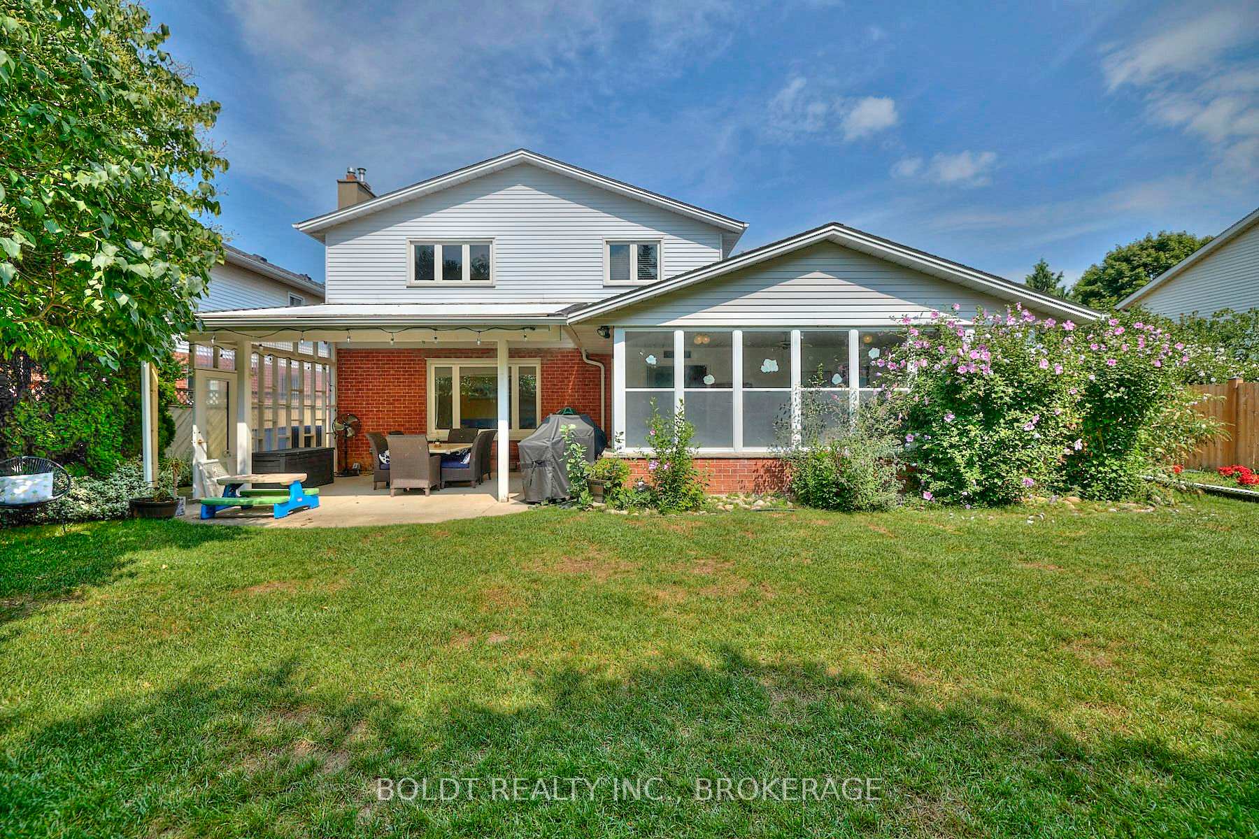 Photo 12 of 41 Farmington Drive, St. Catharines, Grapeview — HOMEH