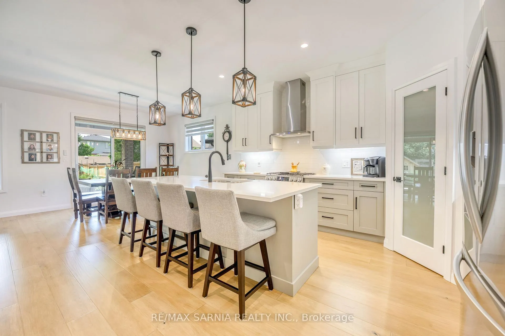 Photo 5 of 393 Bayhill Drive, St. Clair — HOMEH