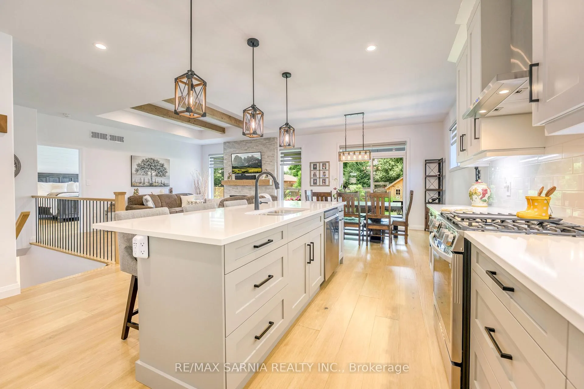 Photo 6 of 393 Bayhill Drive, St. Clair — HOMEH