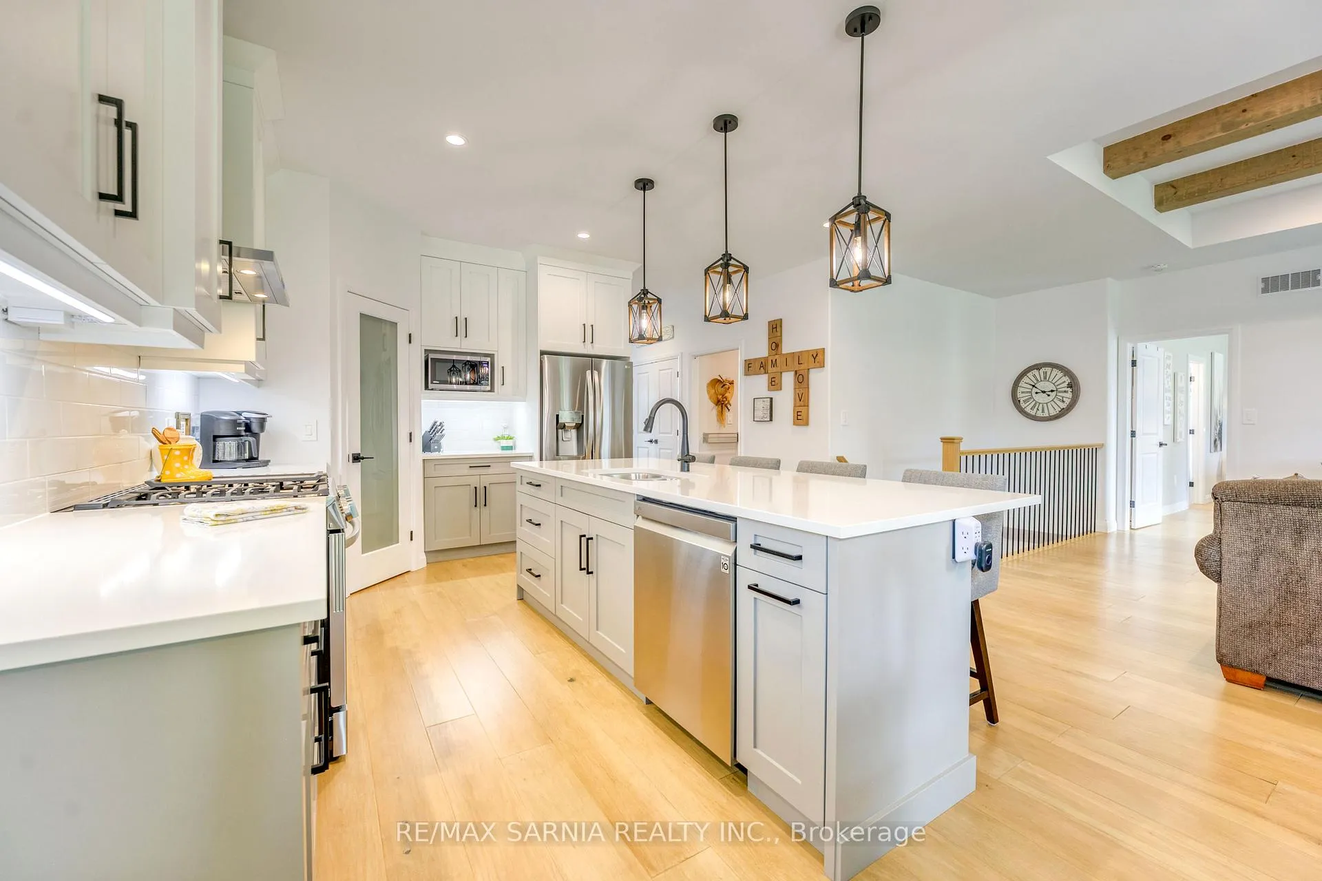 Photo 8 of 393 Bayhill Drive, St. Clair — HOMEH