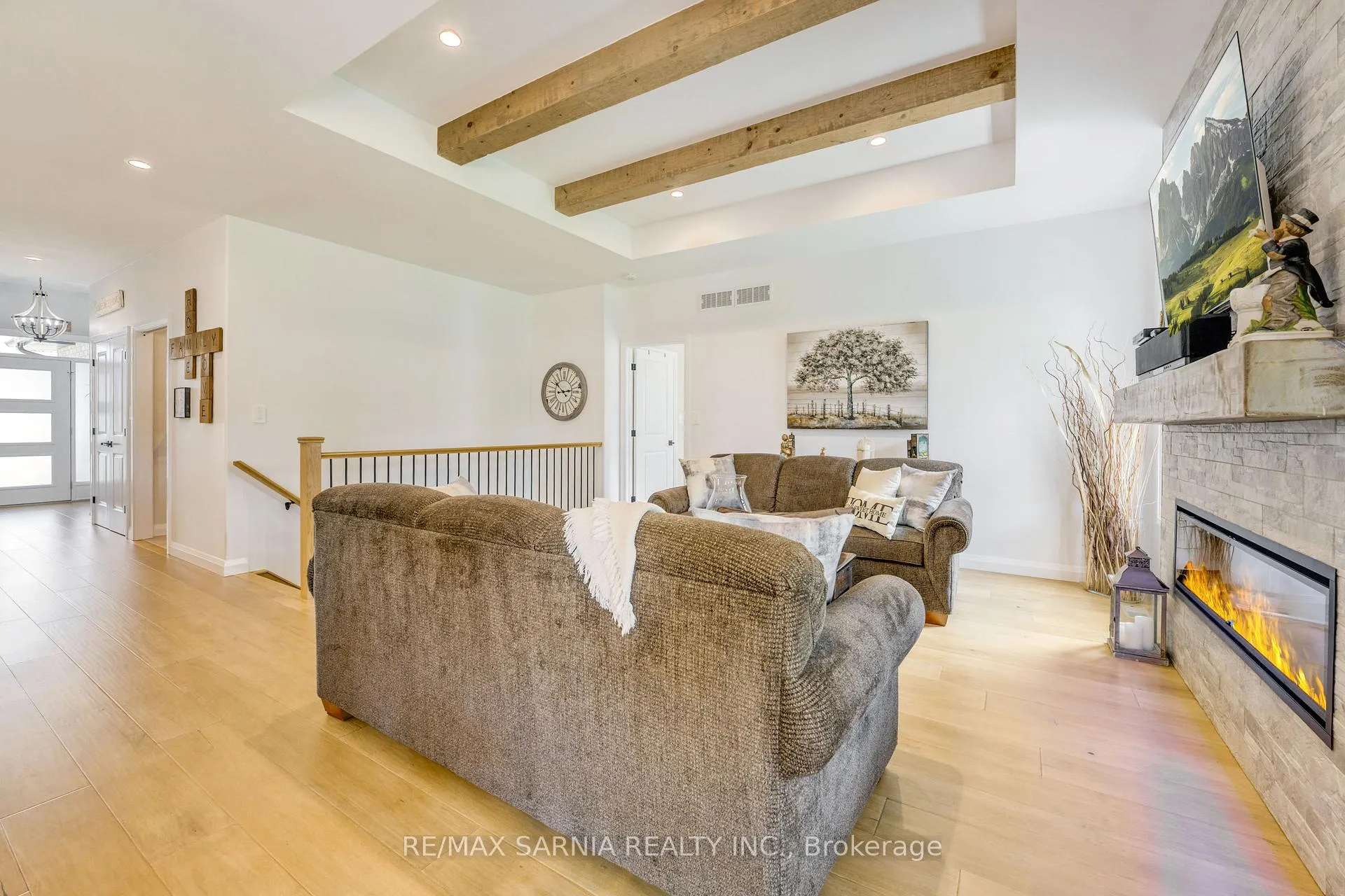 Photo 14 of 393 Bayhill Drive, St. Clair — HOMEH