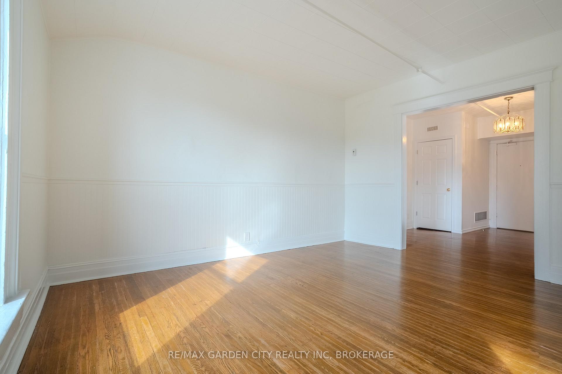 Photo 2 of Unit 3, 22 St. Paul Street, St. Catharines, Downtown — HOMEH