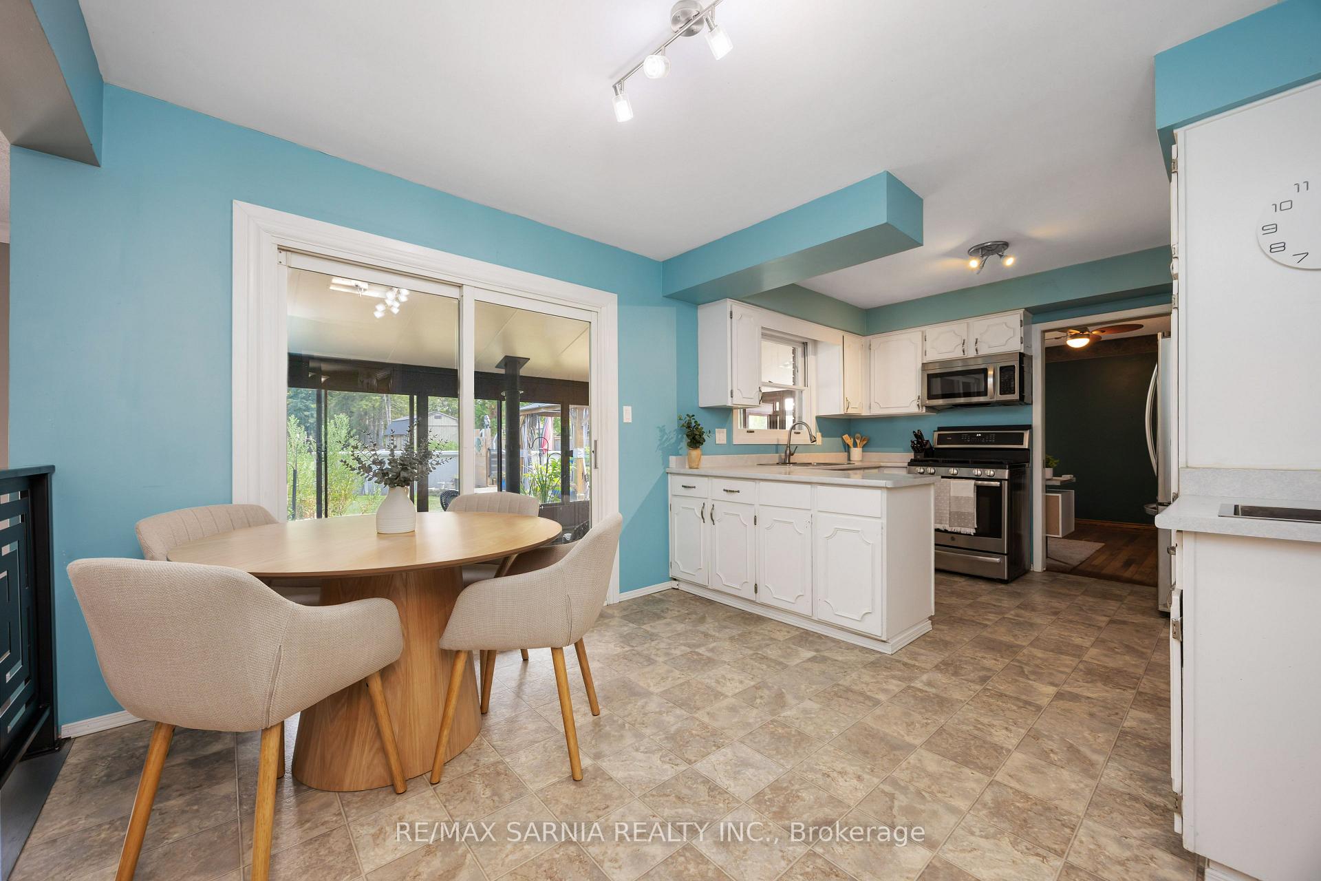 Photo 9 of 564 Riverside Drive, St. Clair — HOMEH