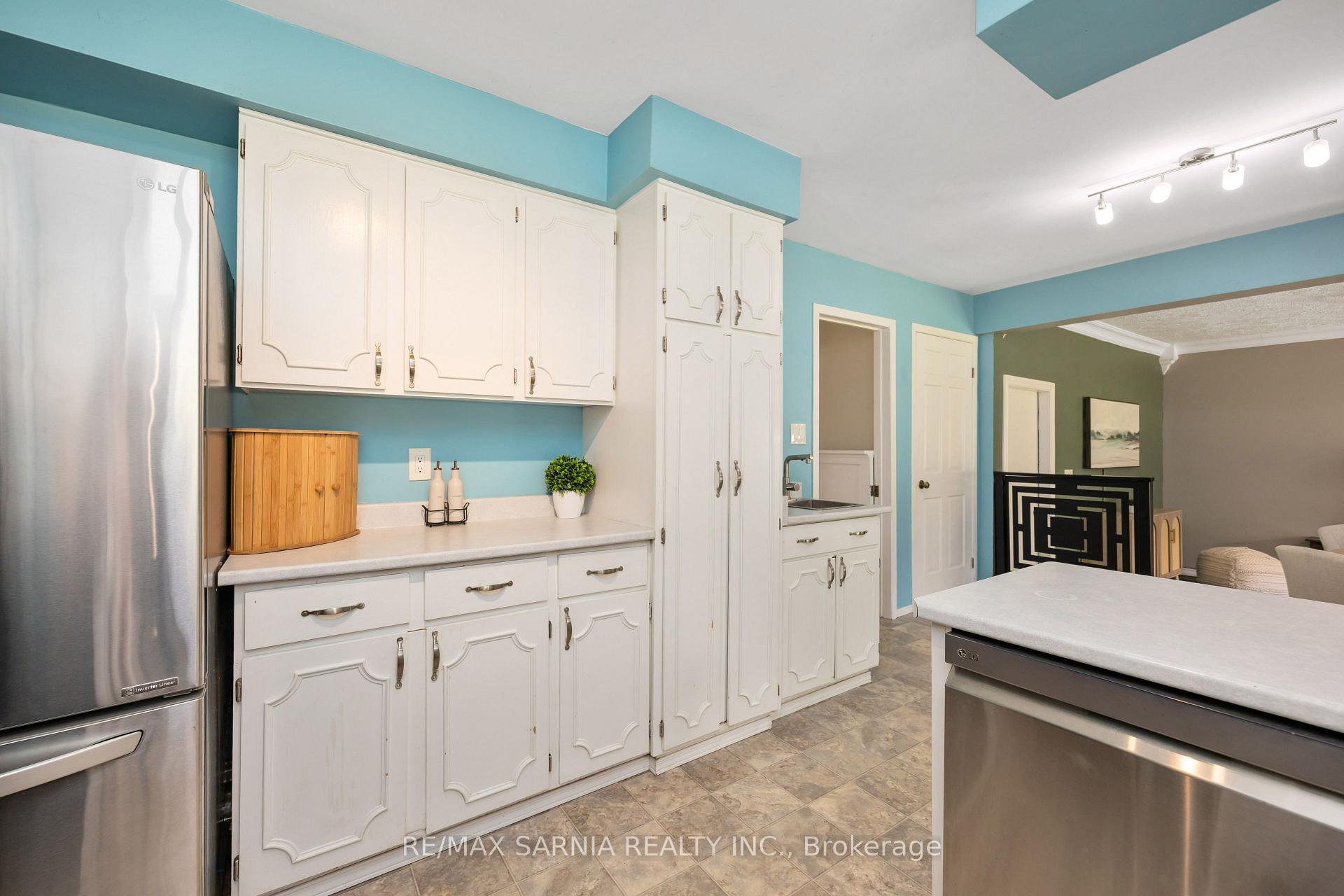 Photo 10 of 564 Riverside Drive, St. Clair — HOMEH