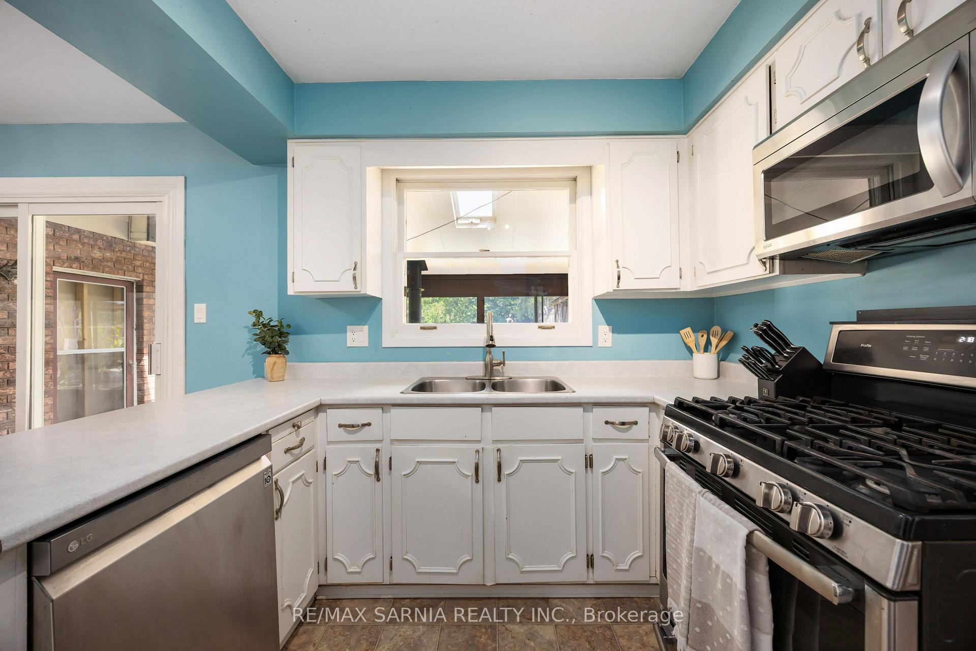 Photo 11 of 564 Riverside Drive, St. Clair — HOMEH