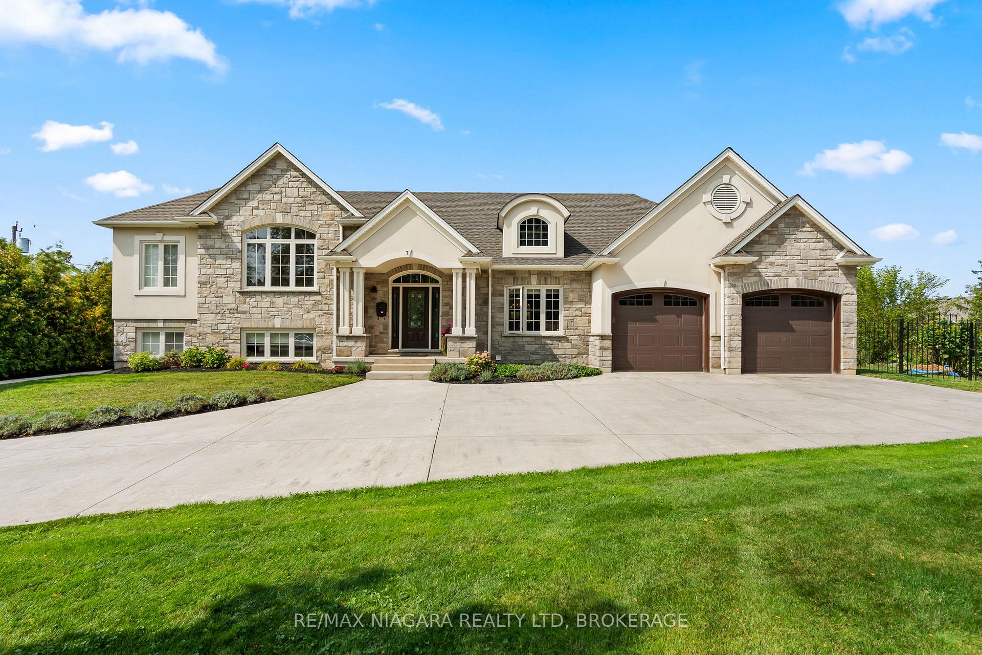 Photo 2 of 7 Parklane Crescent, St. Catharines, Glendale/Glenridge — HOMEH