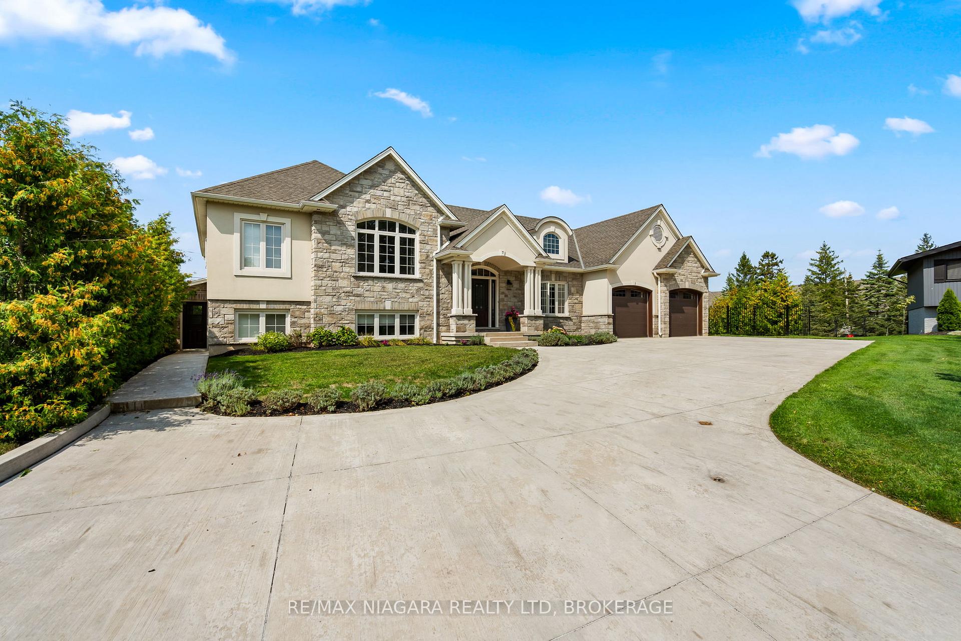 Photo 3 of 7 Parklane Crescent, St. Catharines, Glendale/Glenridge — HOMEH