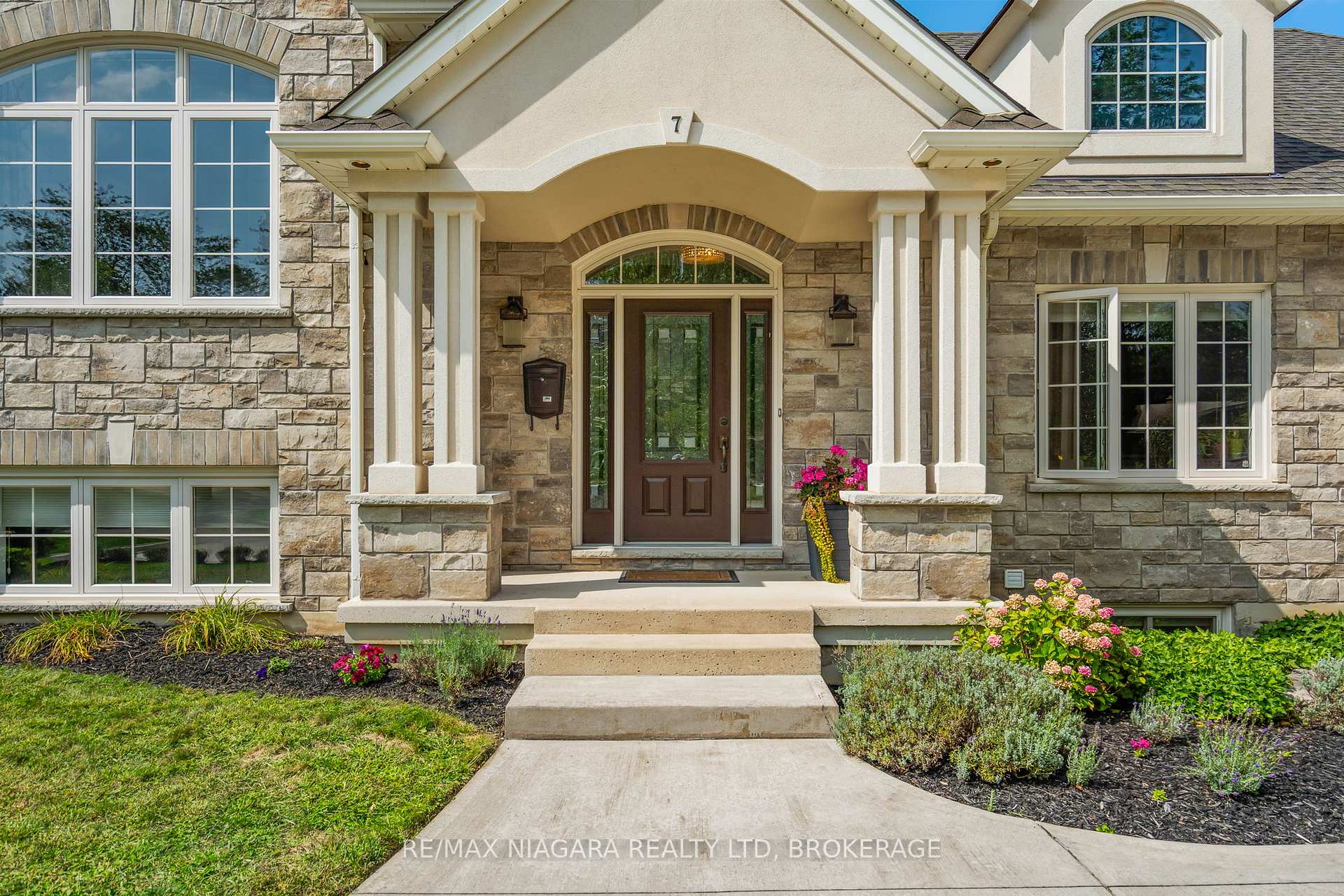 Photo 4 of 7 Parklane Crescent, St. Catharines, Glendale/Glenridge — HOMEH