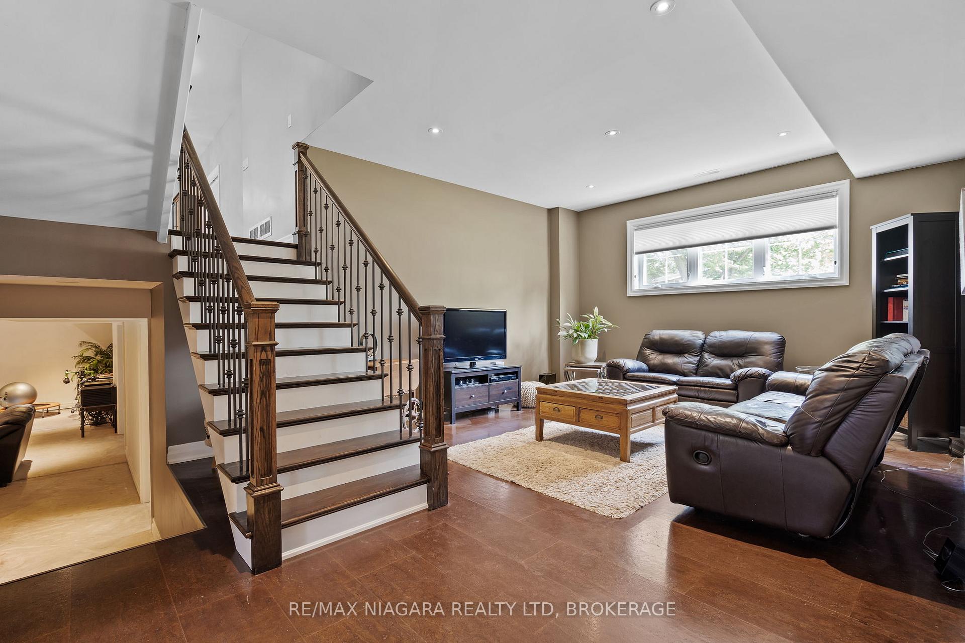 Photo 28 of 7 Parklane Crescent, St. Catharines, Glendale/Glenridge — HOMEH