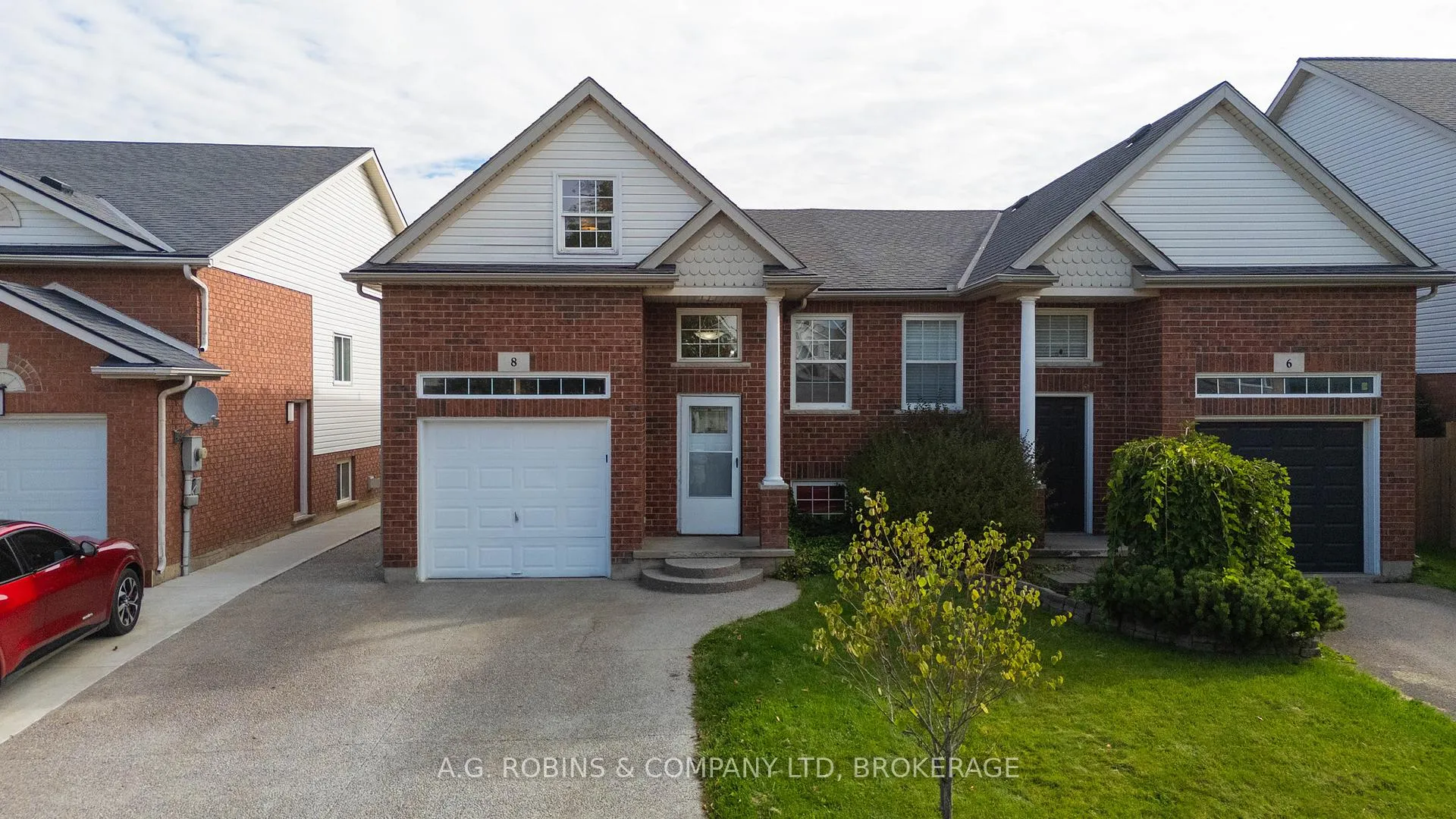 Photo 2 of 8 McBride Drive, St. Catharines, Rykert/Vansickle — HOMEH