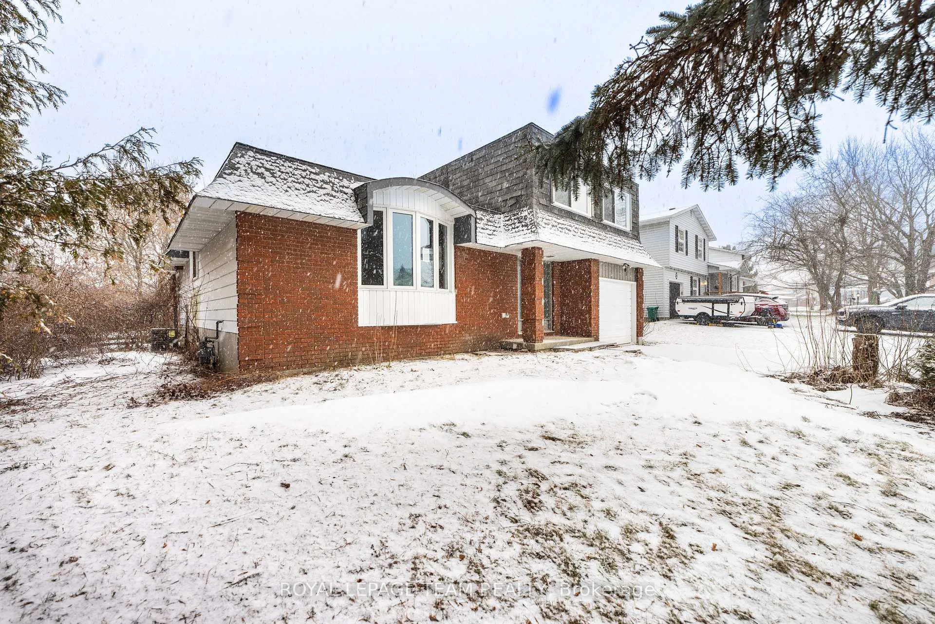 Photo 2 of 7 Coolbrook Cr, Ottawa, Munster — HOMEH