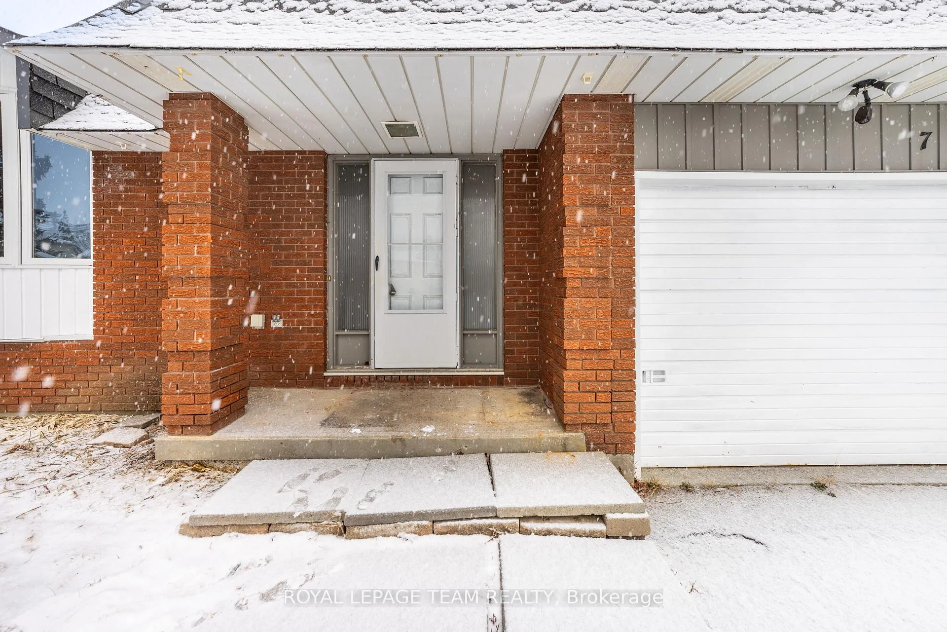 Photo 5 of 7 Coolbrook Cr, Ottawa, Munster — HOMEH