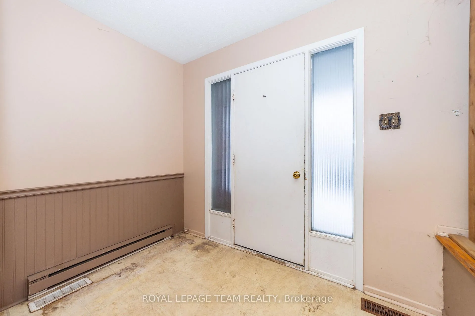 Photo 6 of 7 Coolbrook Cr, Ottawa, Munster — HOMEH