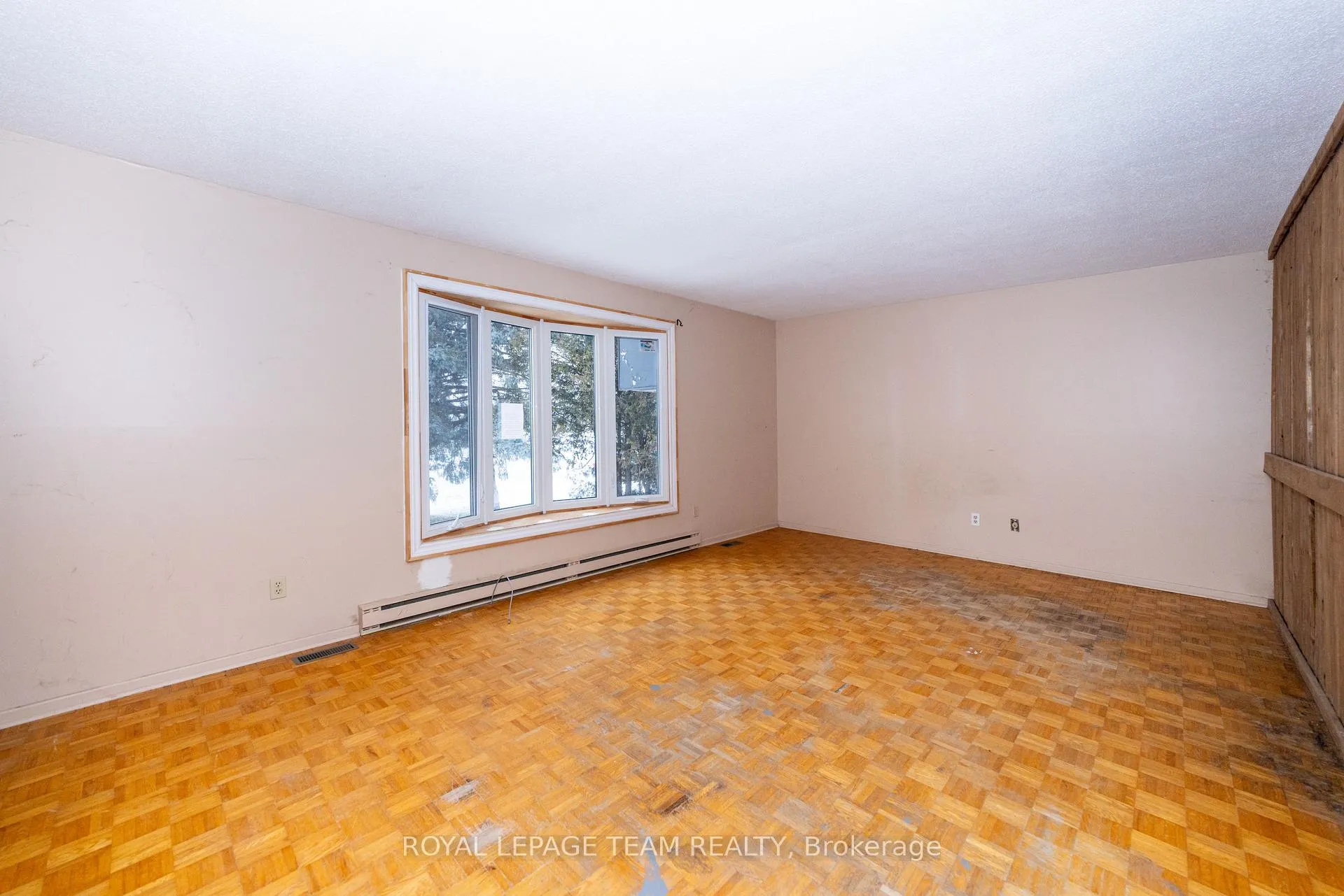 Photo 7 of 7 Coolbrook Cr, Ottawa, Munster — HOMEH
