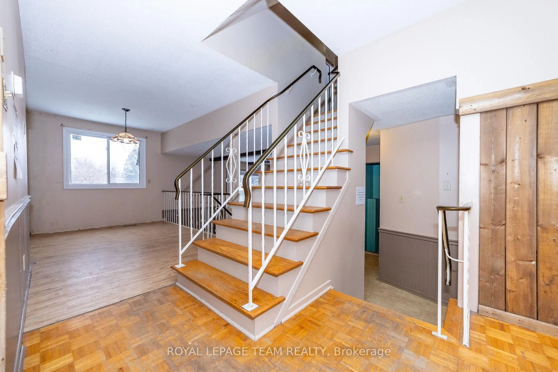 Photo 11 of 7 Coolbrook Cr, Ottawa, Munster — HOMEH