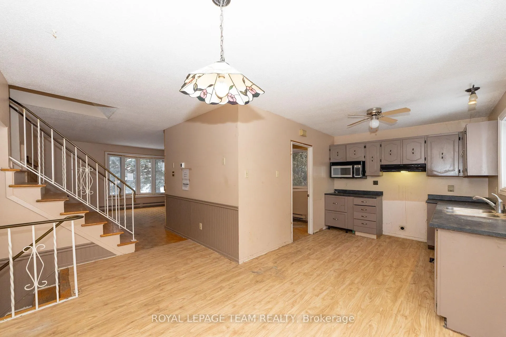 Photo 12 of 7 Coolbrook Cr, Ottawa, Munster — HOMEH