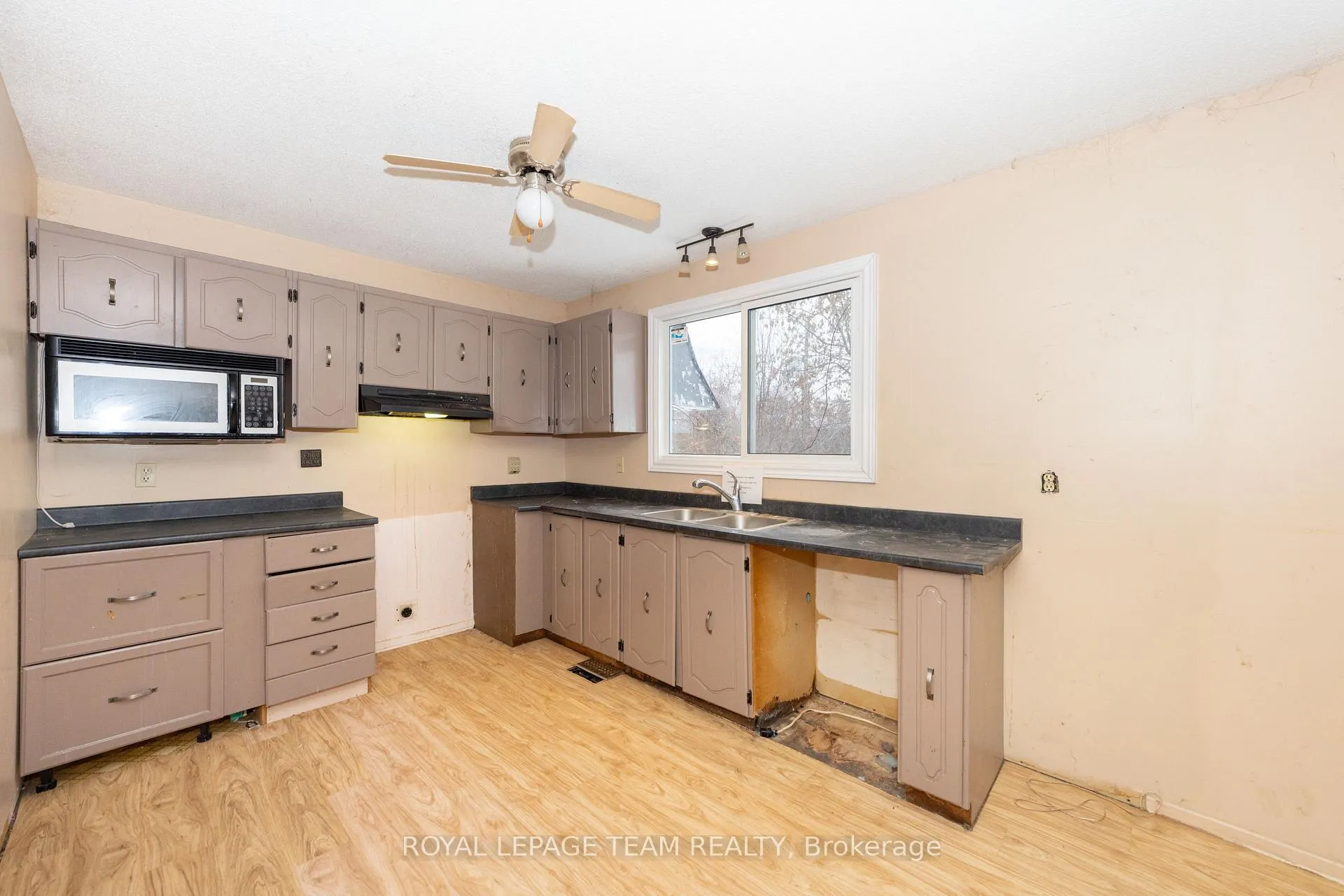 Photo 14 of 7 Coolbrook Cr, Ottawa, Munster — HOMEH