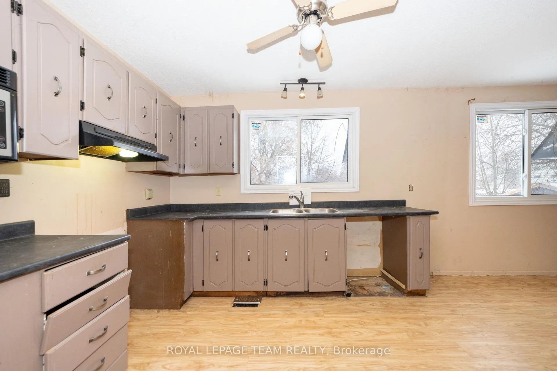 Photo 15 of 7 Coolbrook Cr, Ottawa, Munster — HOMEH