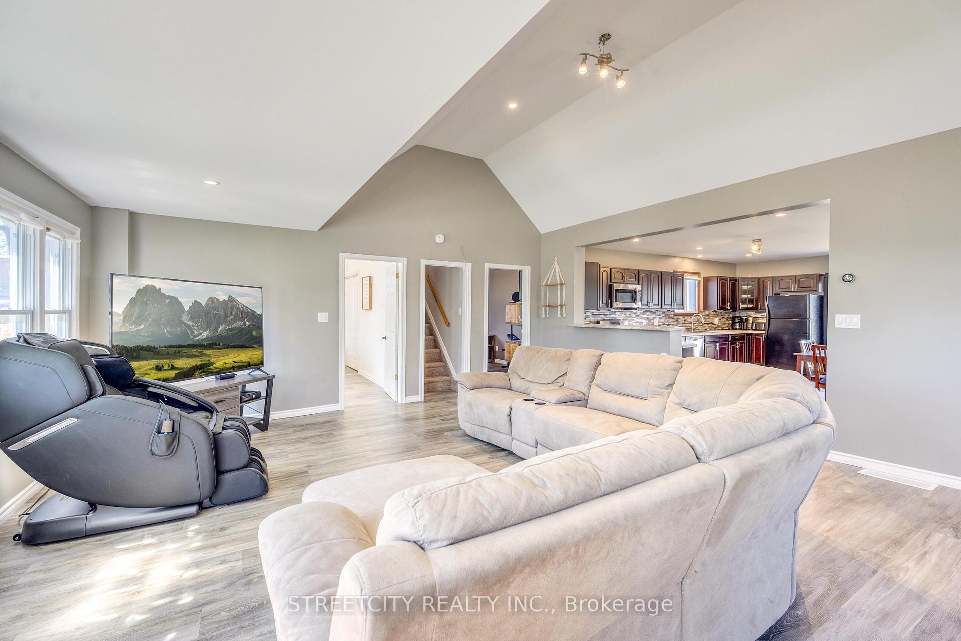 Photo 21 of 2406 Jane Street, St. Clair — HOMEH