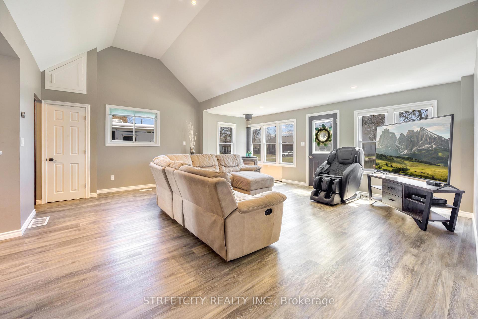 Photo 23 of 2406 Jane Street, St. Clair — HOMEH