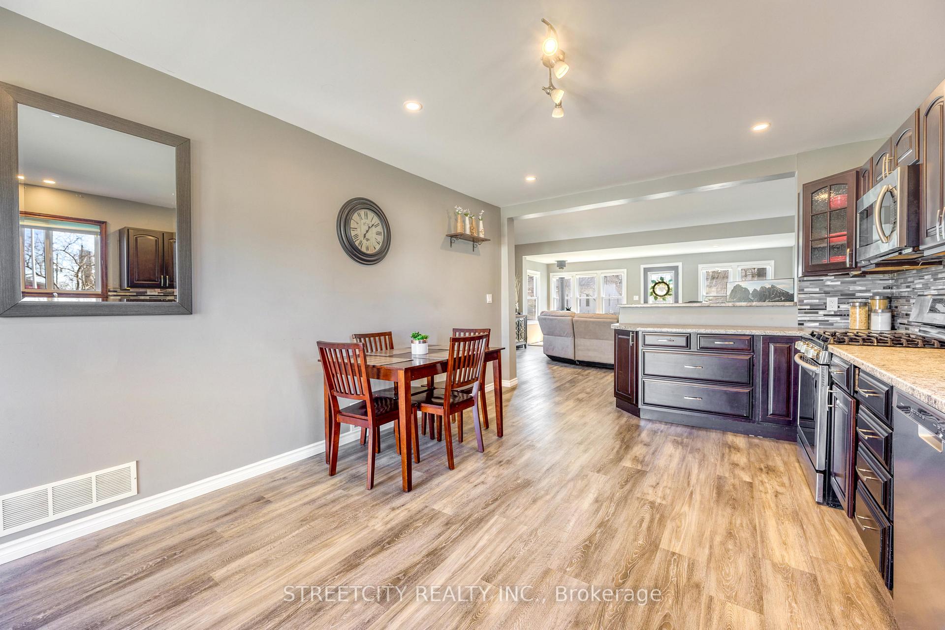 Photo 29 of 2406 Jane Street, St. Clair — HOMEH