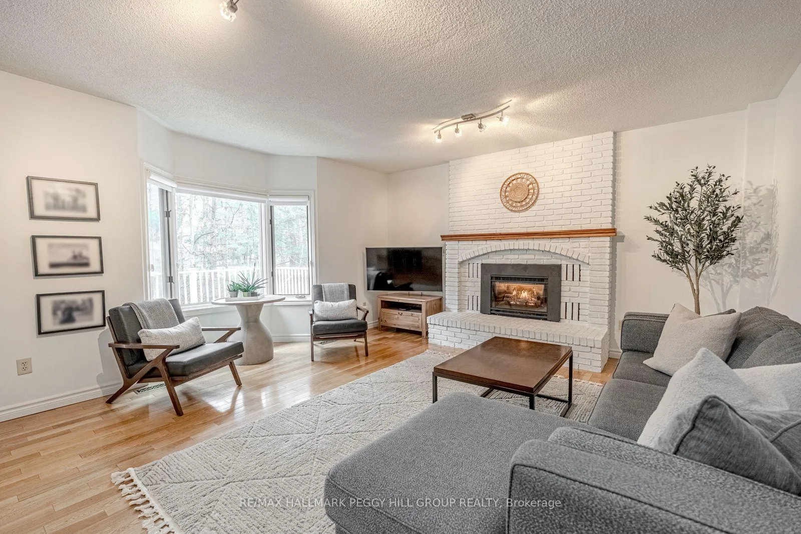 Photo 5 of 24 Willow Bay Drive, Springwater, Midhurst — HOMEH