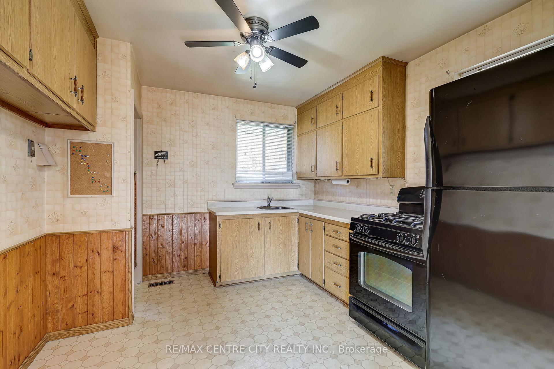 Photo 9 of 4 Brant Avenue, St. Thomas — HOMEH