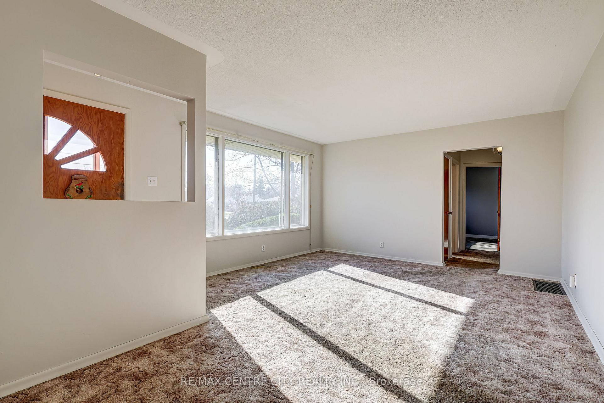 Photo 11 of 4 Brant Avenue, St. Thomas — HOMEH