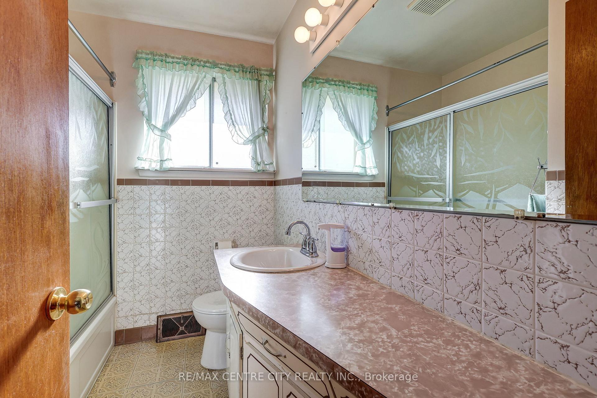 Photo 16 of 4 Brant Avenue, St. Thomas — HOMEH