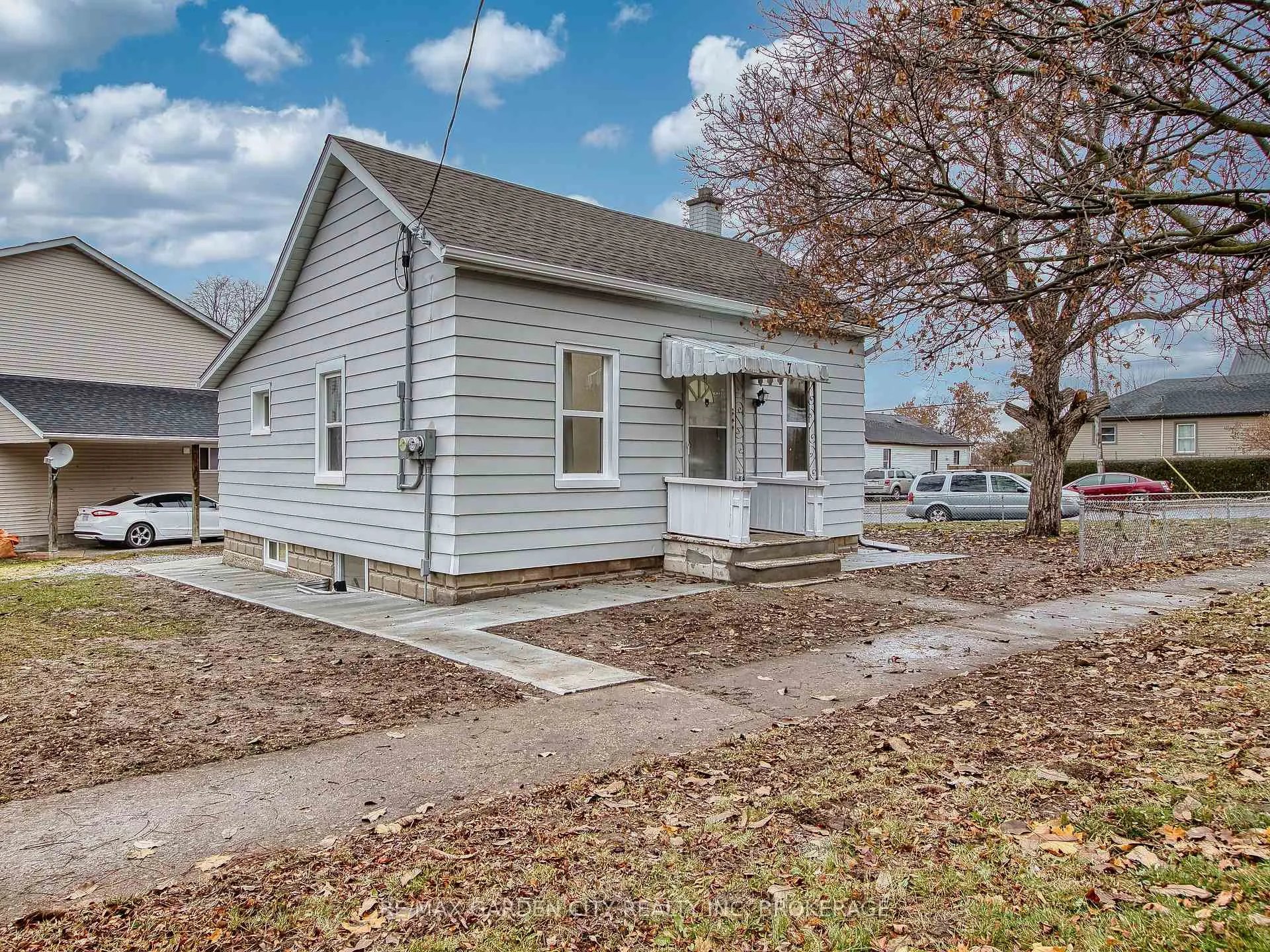 Front of Unit UPPER, 7 Maplecrest Avenue