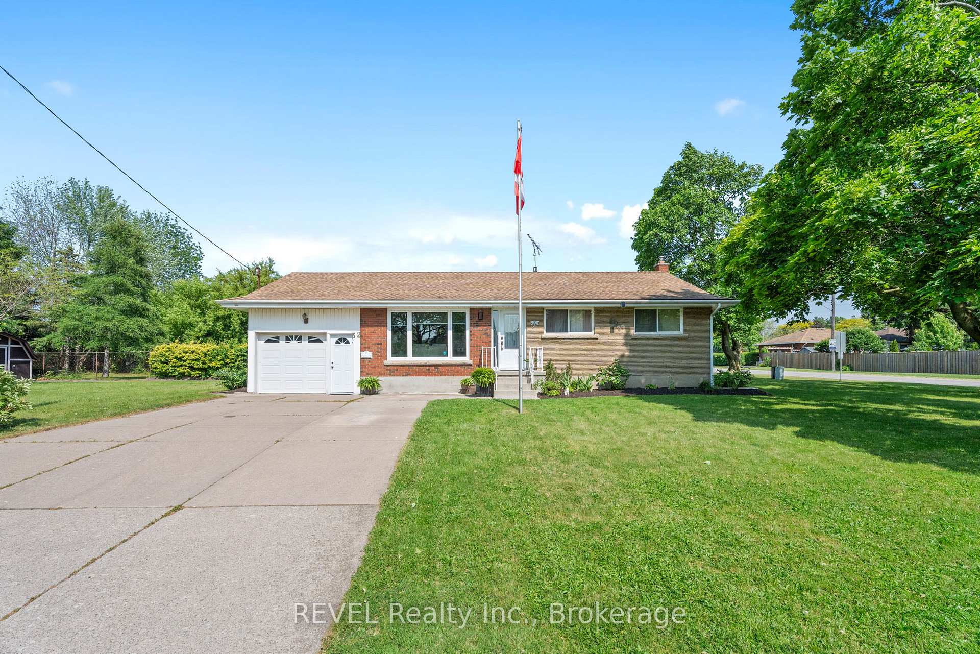 Photo 2 of 32 Hanson Drive N, St. Catharines, Bunting/Linwell — HOMEH
